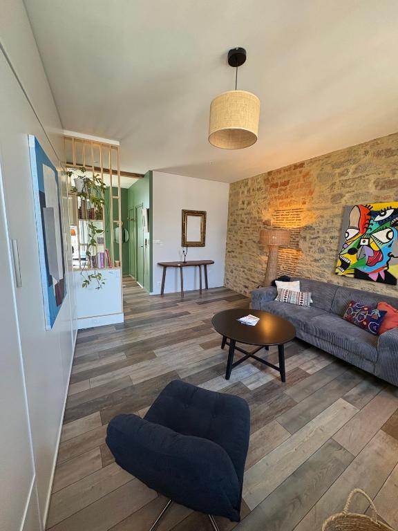 un salon avec un canapé et une table dans l'établissement Appartement avec terrasse à Hôtel de Ville, à Vannes
