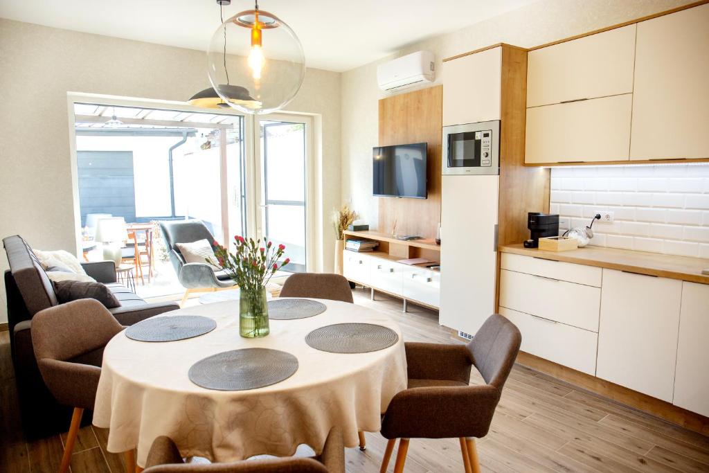 Kuchyň nebo kuchyňský kout v ubytování Dunasor Apartman