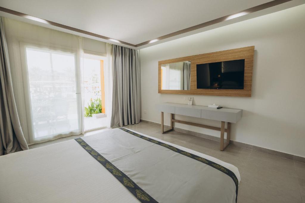 Titanic Beach - Families and Couples only - 9