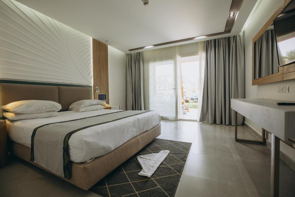 Titanic Beach - Families and Couples only - 8