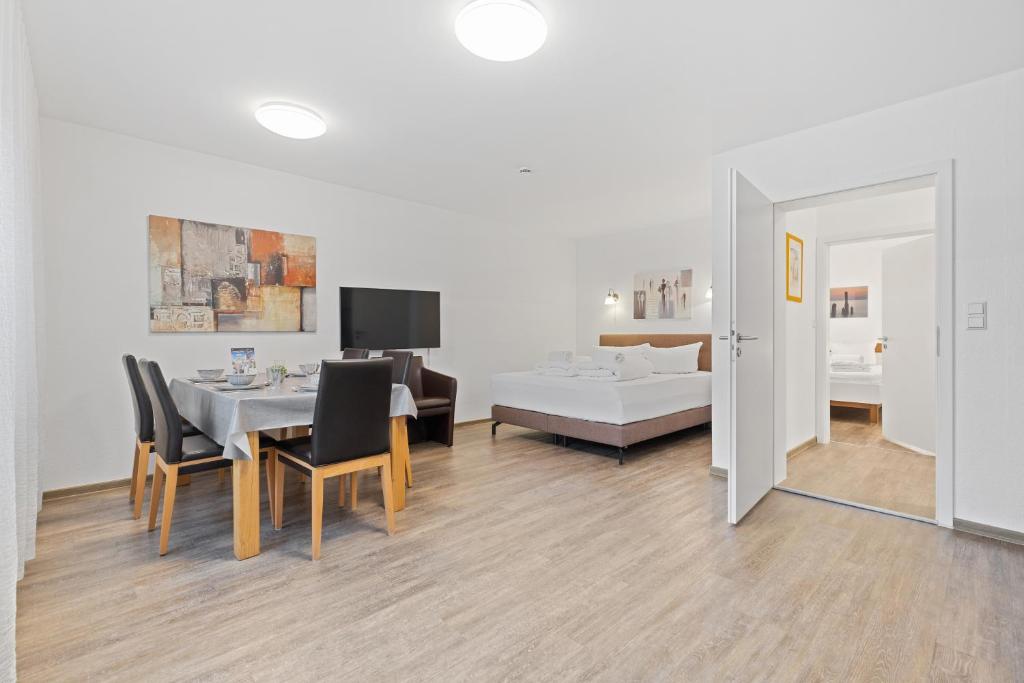 ルストにあるApartments Münchbach - near Europa-Park and Rulanticaのリビングルーム(ダイニングテーブル、ベッド付)
