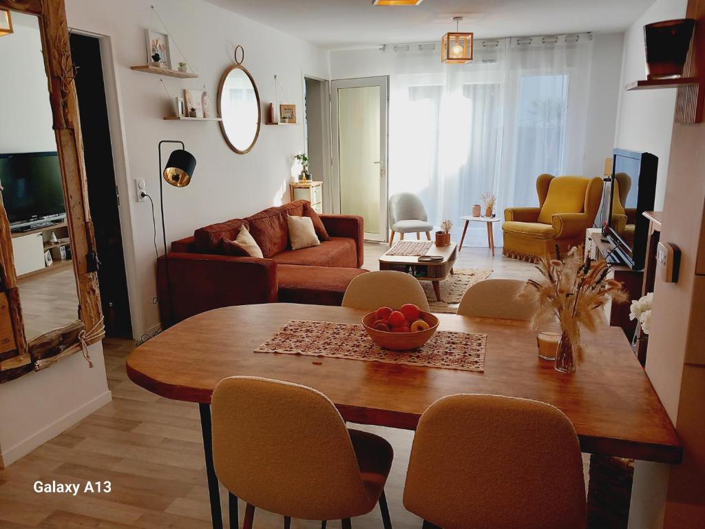 Una televisión o centro de entretenimiento en Appartement T2