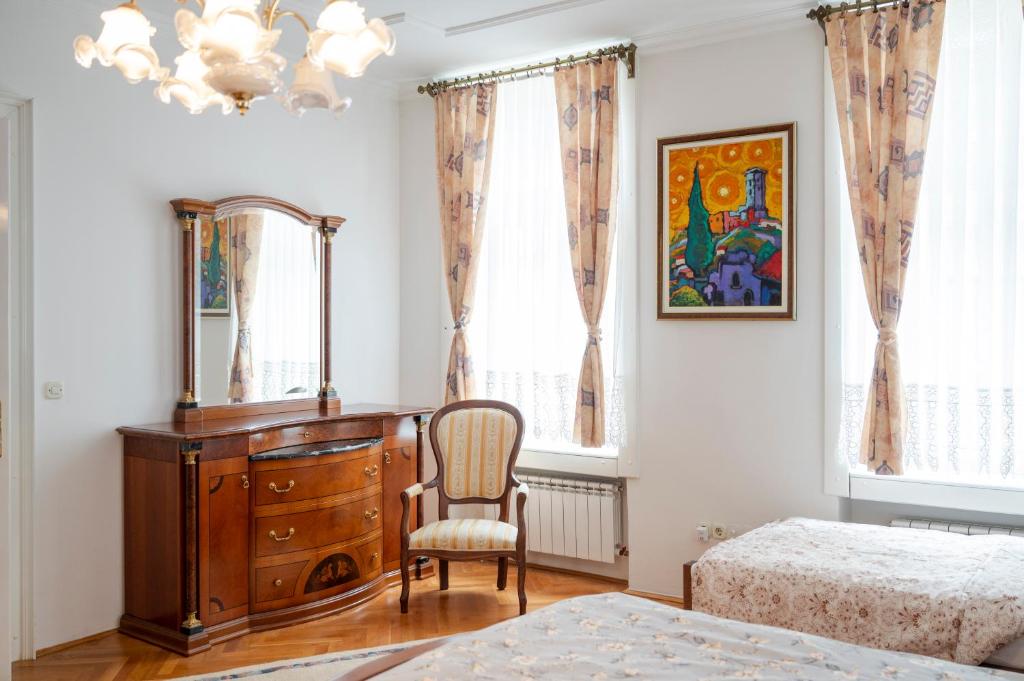 Ένα ή περισσότερα κρεβάτια σε δωμάτιο στο Royal Meeting Point - Heart of Sarajevo Free Parking