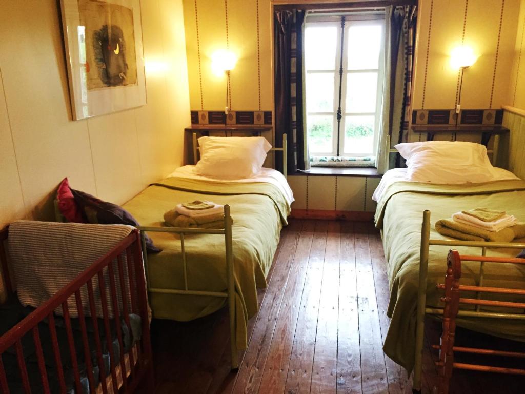 a room with two twin beds and a window at La Grosse Talle in Sepvret