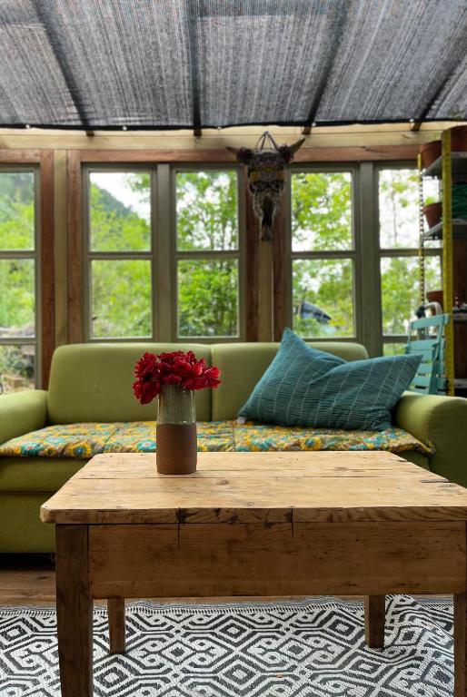 un salon avec un canapé et une table basse dans l'établissement UpCycling Cabane, à Millau