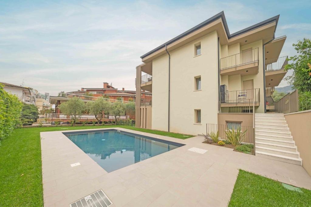 ein Bild von einem Haus mit einem Swimmingpool in der Unterkunft ApartmentsGarda - Eleonora Studio 7 in Garda