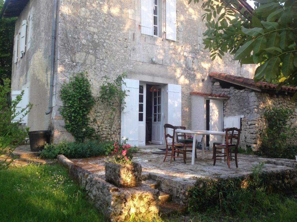 une table et des chaises devant une maison dans l'établissement Dordogne Larmalie, à Allemans