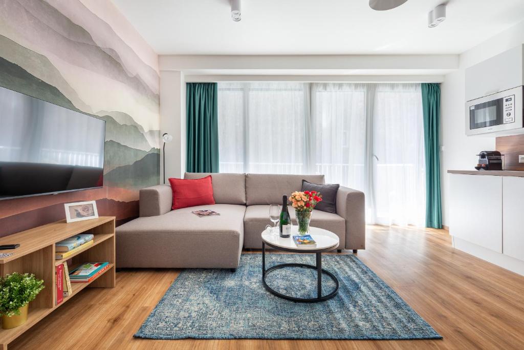 un soggiorno con un divano e un tavolo di BUDAPEST DOWNTOWN RESIDENCES VH - AC, Elevator, Terrace a Budapest