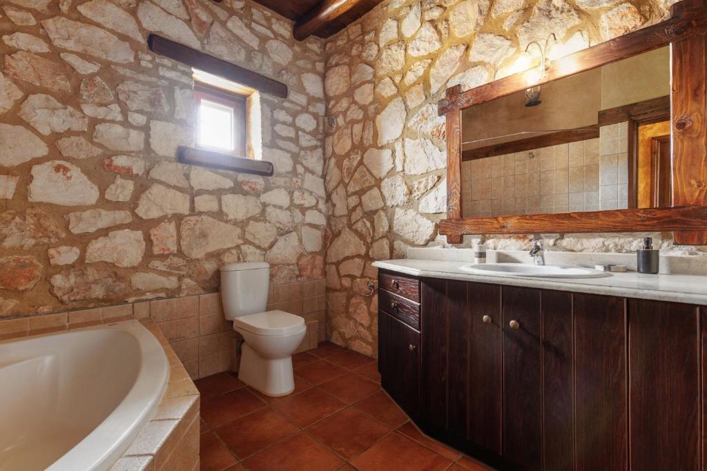 Kúpeľňa v ubytovaní Armos Stone Villa - Private Pool & Sea Views, by ZanteWize