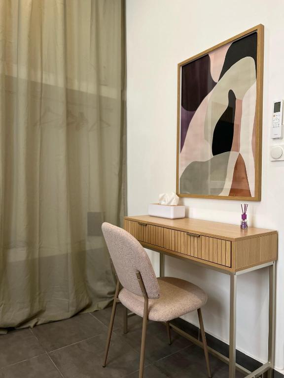 - un bureau avec une chaise et un miroir dans l'établissement Appartement Nice proche centre-ville, à Nice