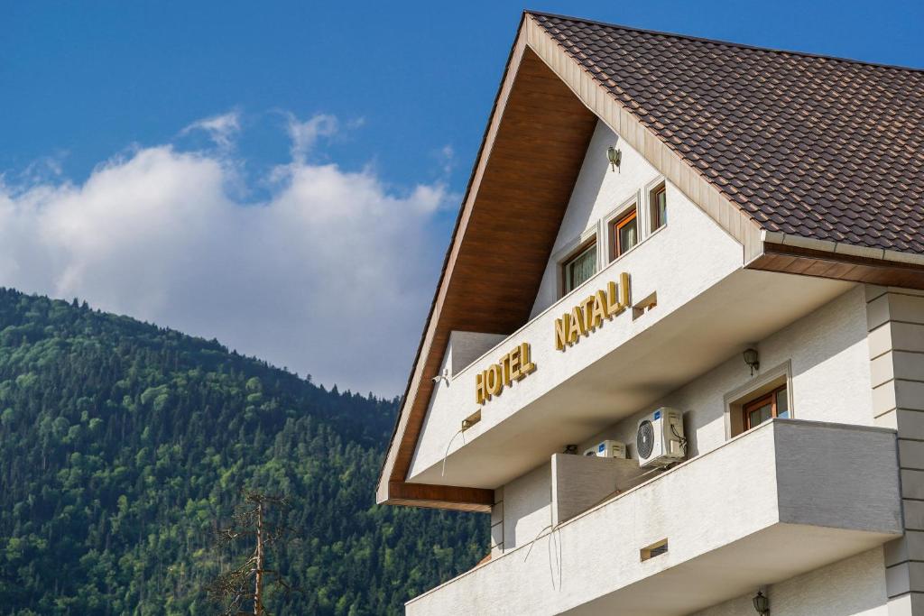 Nespecifikovaný výhled na hory nebo výhled na hory při pohledu z hotelu