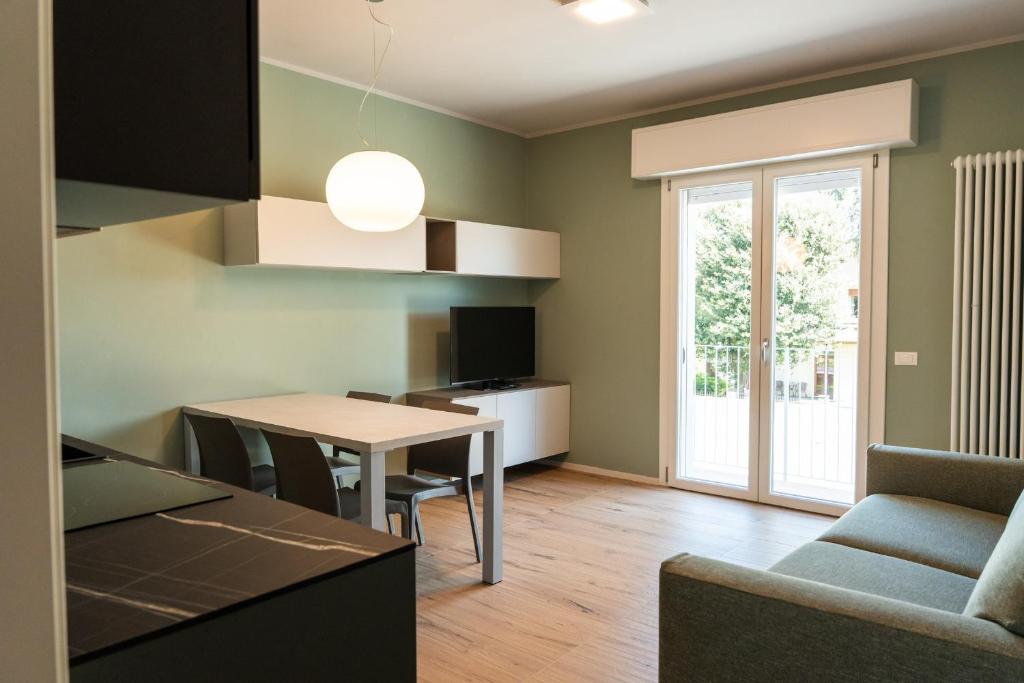 a kitchen and living room with a table and chairs at Casa Isabella2 in Ferrara