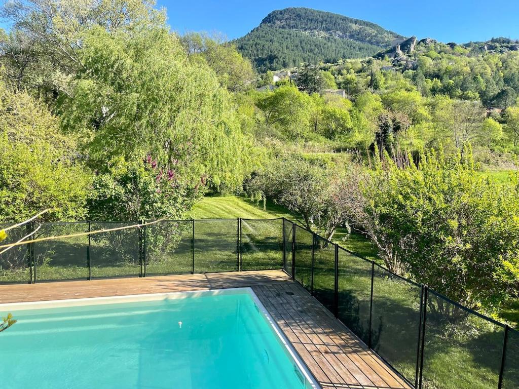 une piscine avec vue sur une montagne dans l'établissement La Maison d'Apolline, à Sahune