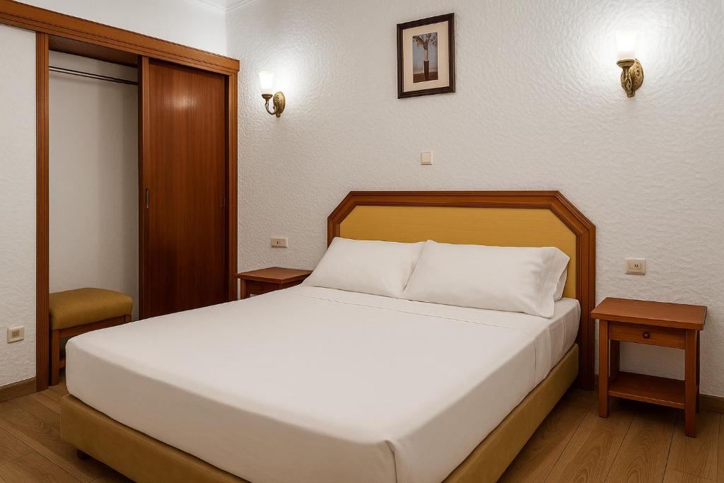Postel nebo postele na pokoji v ubytování Hôtel National