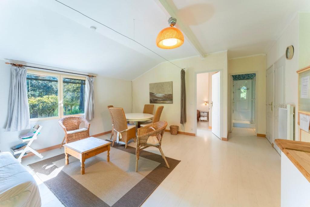 MondragonにあるLa Romarineのテーブルと椅子のあるリビングルーム