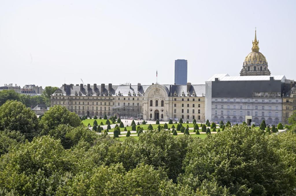 - une vue sur le palais des versailles depuis les jardins dans l'établissement Bright Penthouse with Panoramic Views Invalides, à Paris