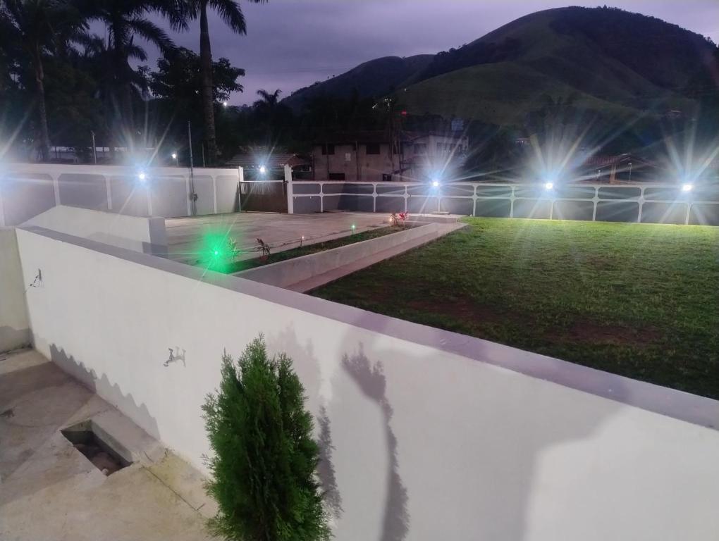 モンテイロ・ロバートにあるCasa de Campo e Eventos Villa Chico Diasの夜の灯り付き庭の景色