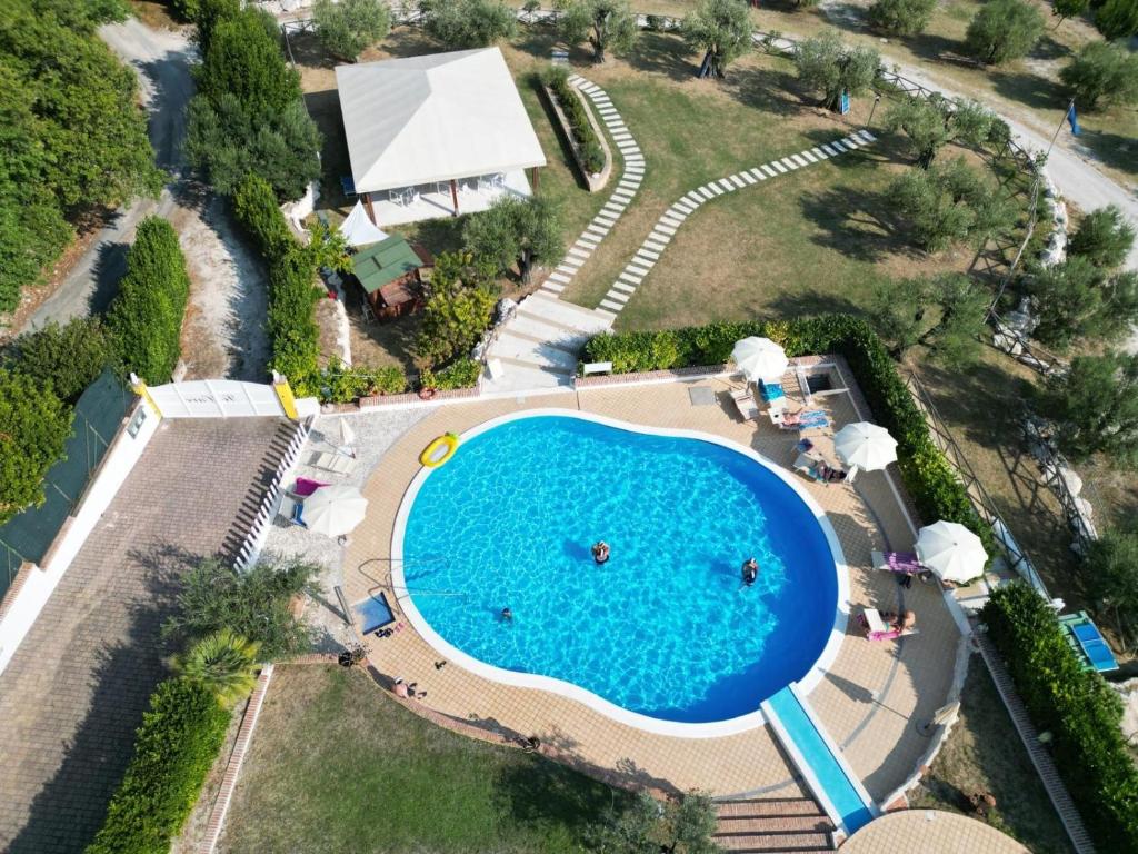 Bazén v ubytování Hotel Le Cave nebo v jeho okolí