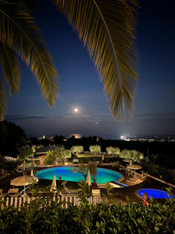 Bazén v ubytování Hotel Le Cave nebo v jeho okolí