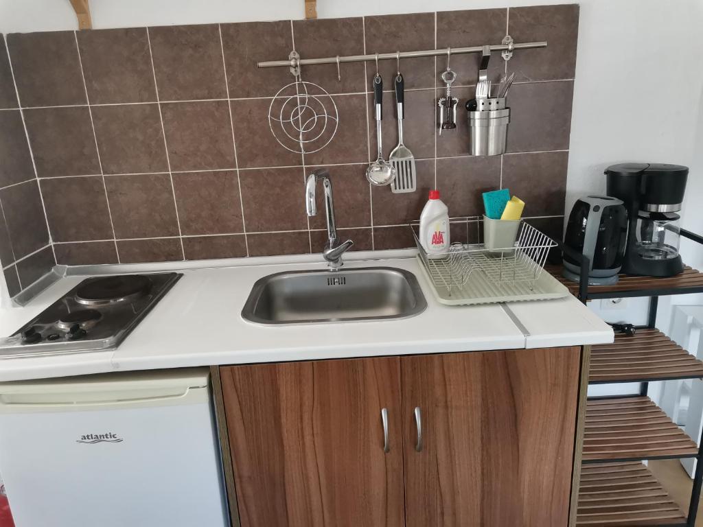 Kuchyňa alebo kuchynka v ubytovaní Small apartment (studio) in town with sea view