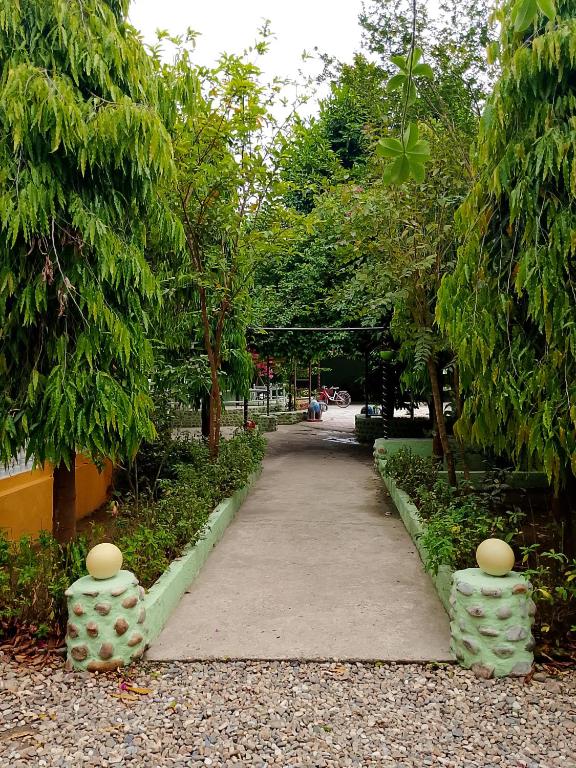 Zahrada ubytování Hotel Rhino Land-Sauraha Family Home