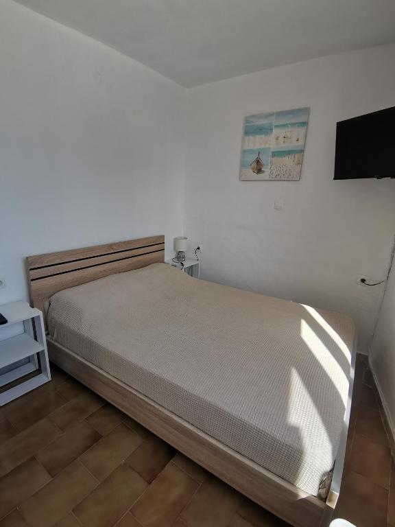 Posteľ alebo postele v izbe v ubytovaní Small apartment (studio) in town with sea view