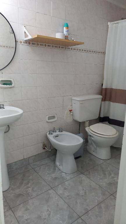 マル・デル・プラタにあるEspacio Marのトイレと洗面台付きのバスルーム