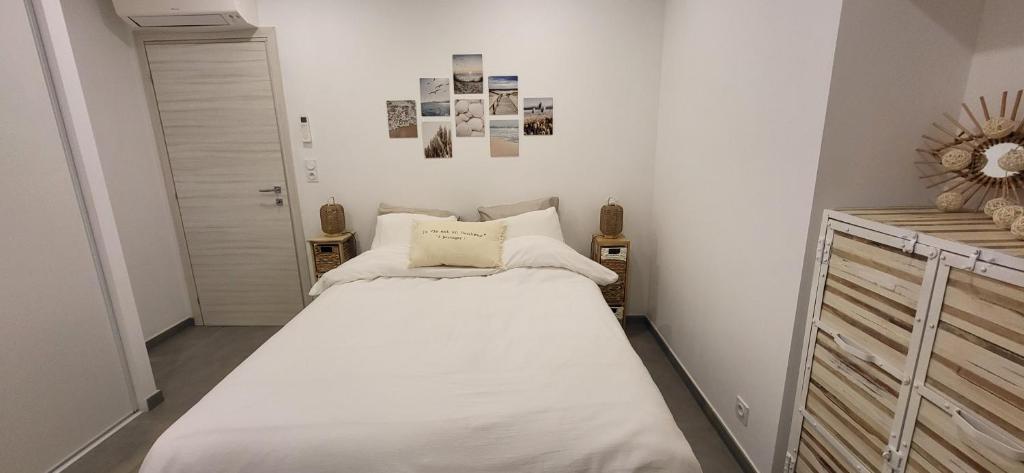 une chambre avec un grand lit blanc dans une pièce dans l'établissement T3 Centre Propriano, à La Celle-sous-Gouzon