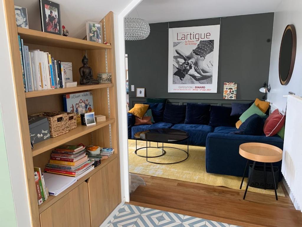 un salon avec un canapé bleu et une table dans l'établissement Maison hyper centre 2 pas de la plage, à Dinard