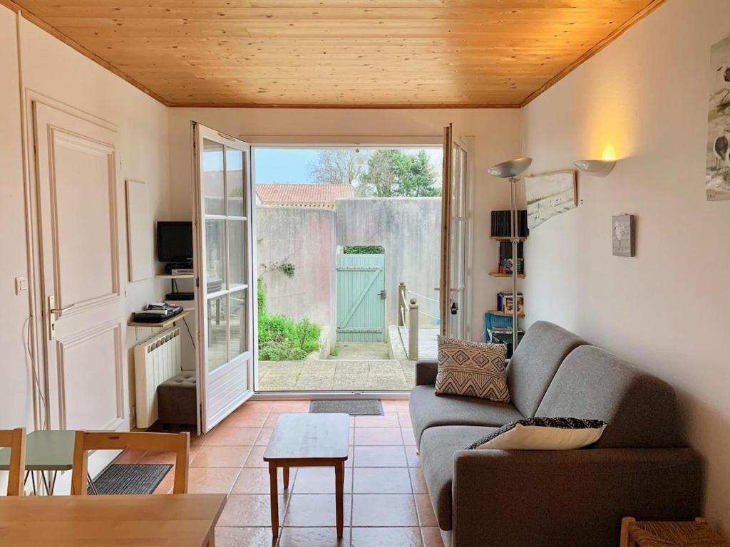 un salon avec un canapé et une table dans l'établissement 159 - Vauban with parking, à Saint-Martin-de-Ré