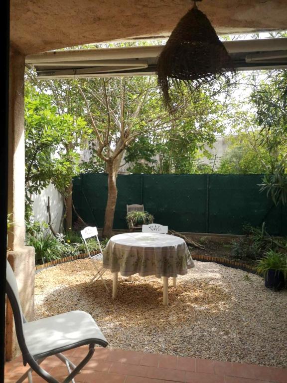 d'une terrasse avec une table et une chaise. dans l'établissement Grand studio avec jardin à Saint-Aygulf, à Fréjus