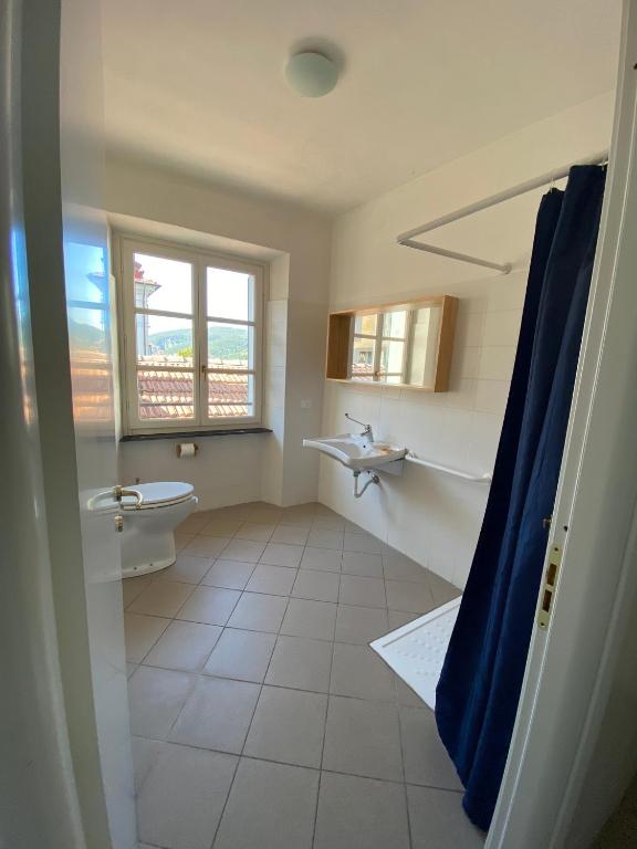 A bathroom at Ostello Voltaggio