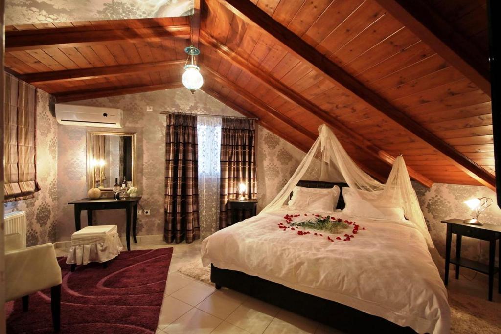 Un dormitorio con una cama con flores. en Palatino Rooms & Apartments, en Tripolis