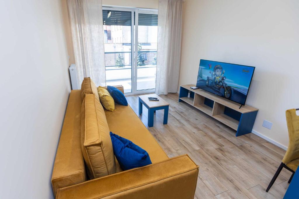 Μια τηλεόραση ή/και κέντρο ψυχαγωγίας στο Apartamenty Miodowe