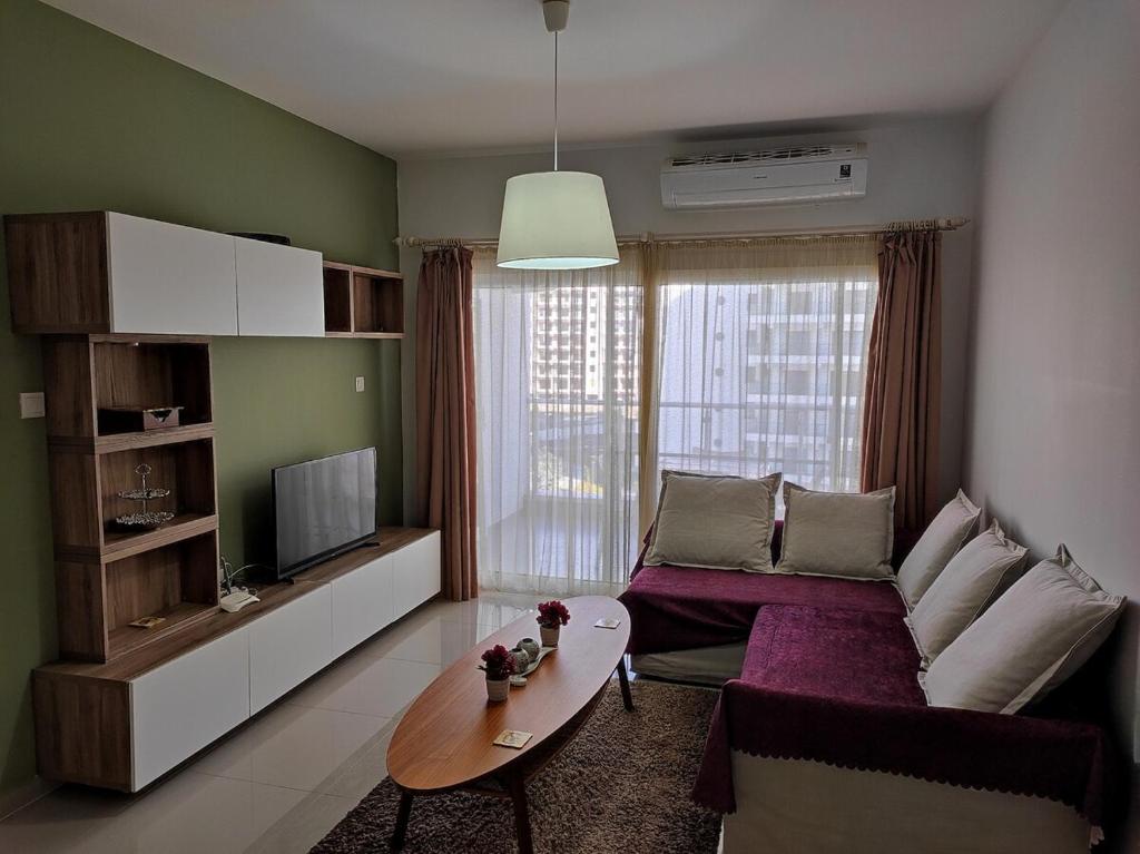 ein Wohnzimmer mit Sofa und Tisch in der Unterkunft Caesar Resort & Spa - 1 Bed luxury apartment in Trikomo