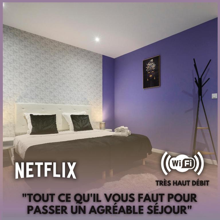 une chambre avec un lit king size avec des murs violets dans l'établissement Capstay - Roubaix - Grande Rue l Netflix - Wifi, à Roubaix