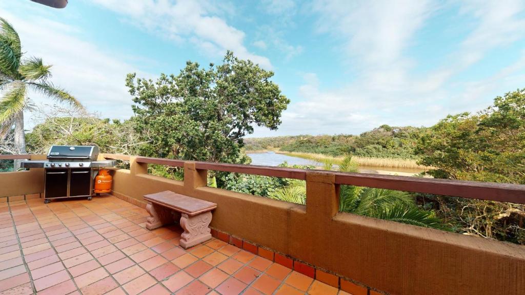 サウスブルームにあるSan Lameer Lagoon Blissのバルコニー(ベンチ、グリル、川付)