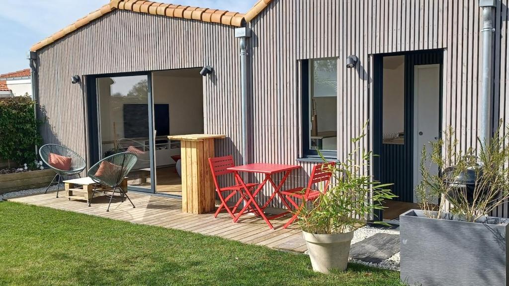 une terrasse avec des chaises et une table sur une maison dans l'établissement Agréable dépendance !, à Le Bignon