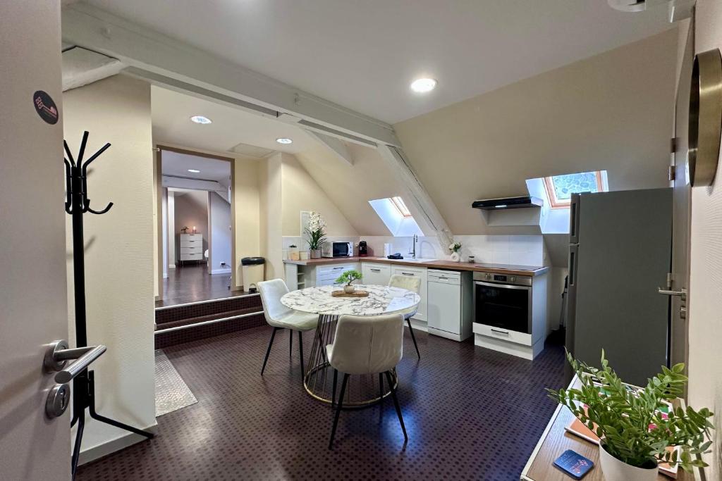 Il comprend une cuisine équipée d'une petite table et d'un réfrigérateur. dans l'établissement Casa Foch - T3 pour 3 personnes - Parking - Proche Hyper Centre, à Brive-la-Gaillarde