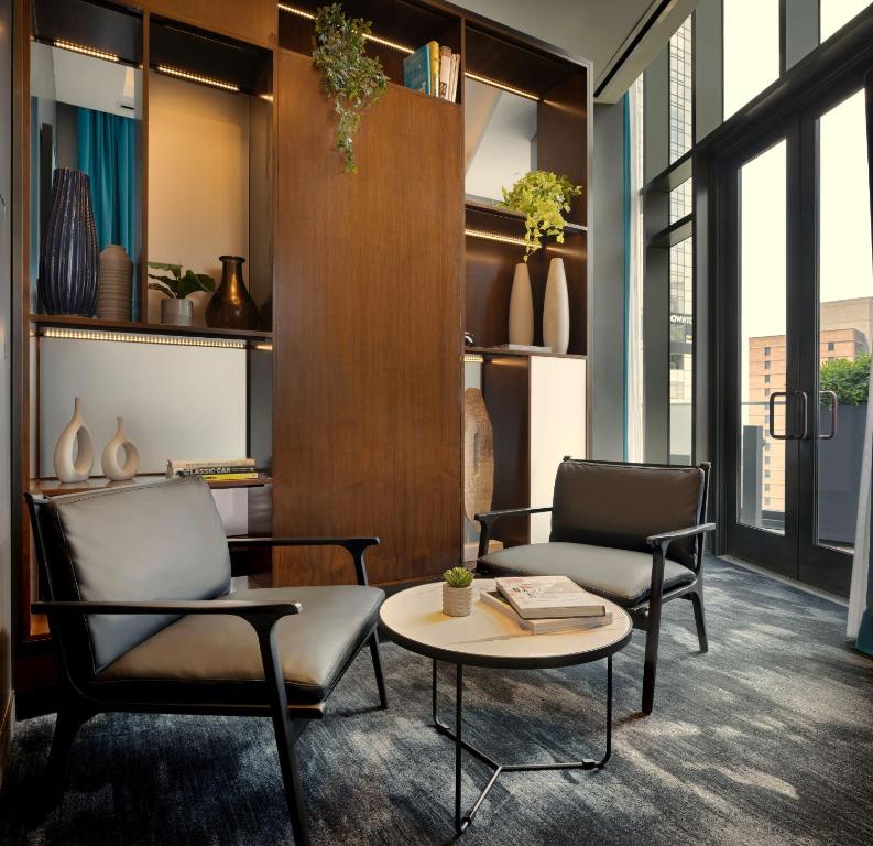 Ein Sitzbereich in der Unterkunft The Cloud One New York-Downtown, by the Motel One Group