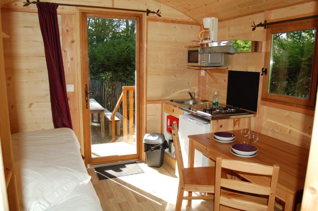Kuchyň nebo kuchyňský kout v ubytování Camping de Trezulien