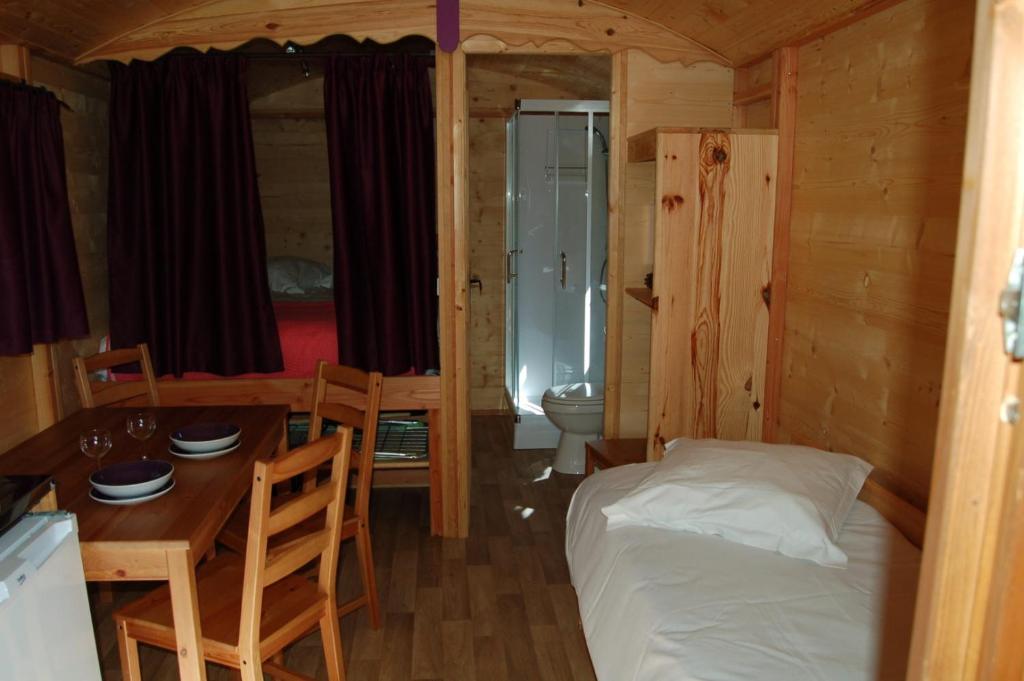 Postel nebo postele na pokoji v ubytování Camping de Trezulien