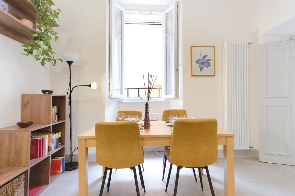 a dining room with a table and chairs at Elegantis Trastevere Modern Apartment - Comfort in Rome Most Charming District in Rome