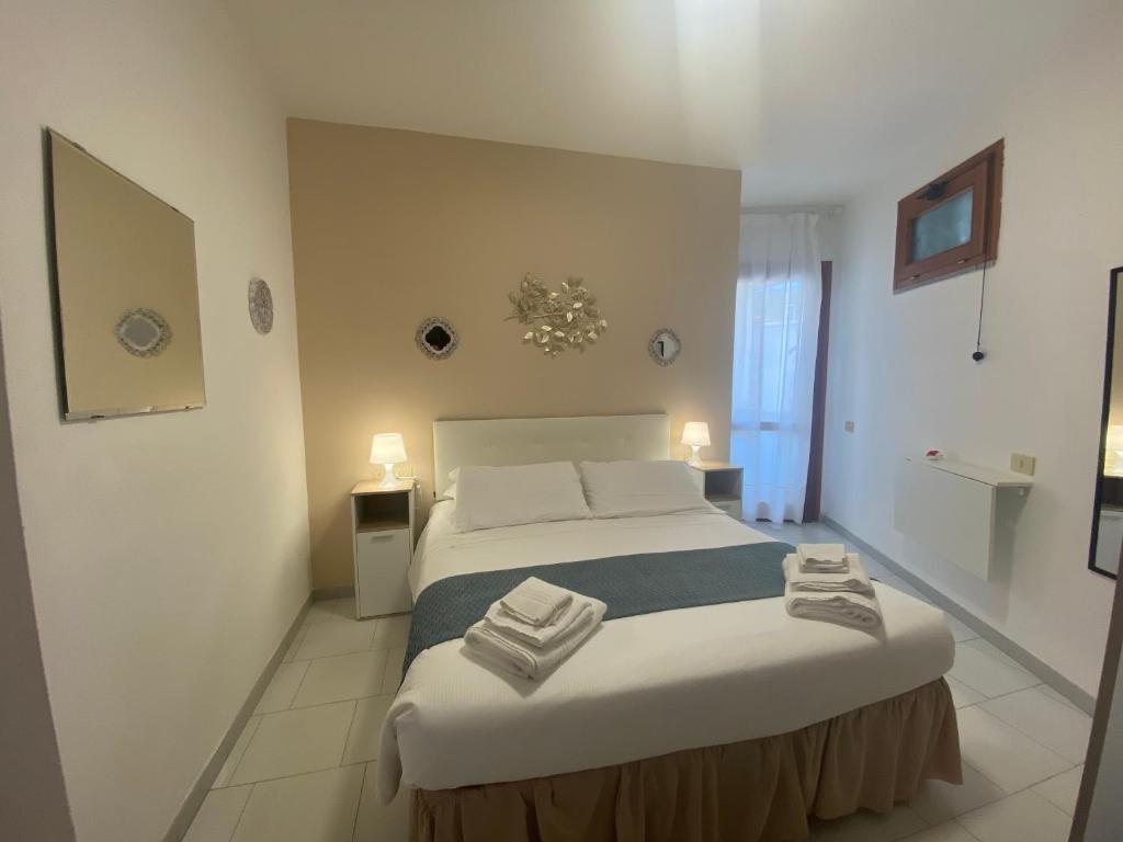 Postel nebo postele na pokoji v ubytování Hotel Lorenza B&B e Mini Suite