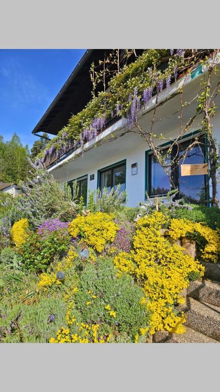 a house with flowers on the side of it at Ferienwohnung am Meulenwald in Föhren