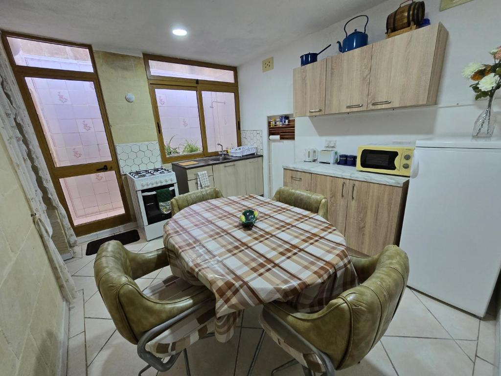 Kuchyň nebo kuchyňský kout v ubytování Charming rustic getaway in Xaghra, Gozo.