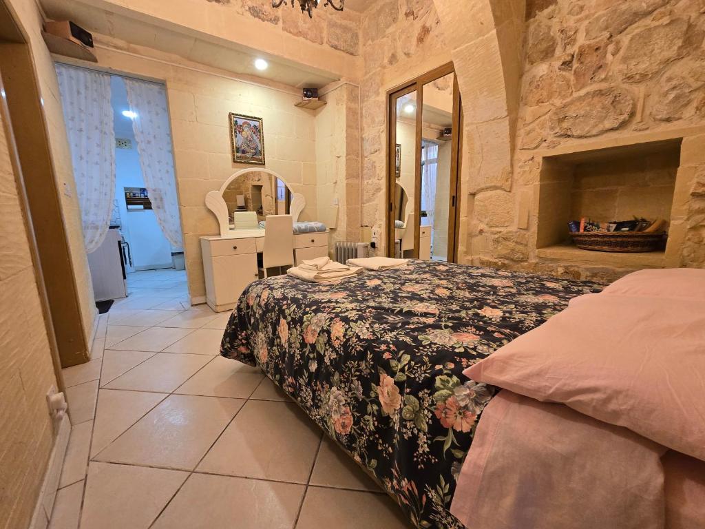 Postel nebo postele na pokoji v ubytování Charming rustic getaway in Xaghra, Gozo.