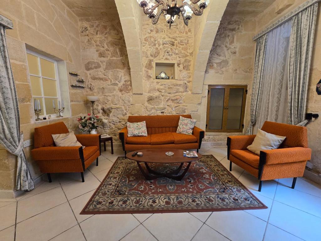 Posezení v ubytování Charming rustic getaway in Xaghra, Gozo.