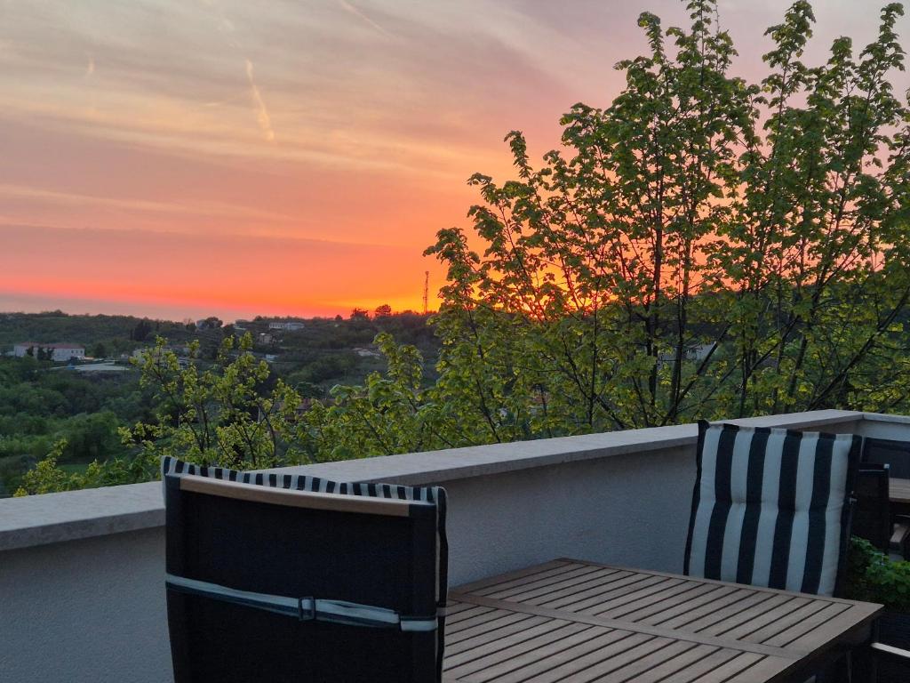 Východ nebo západ slunce při pohledu z apartmánu nebo okolí
