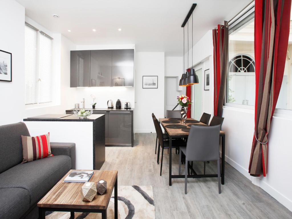 パリにあるCharming apartment in heart of Parisのリビングルーム(テーブル付)、キッチン